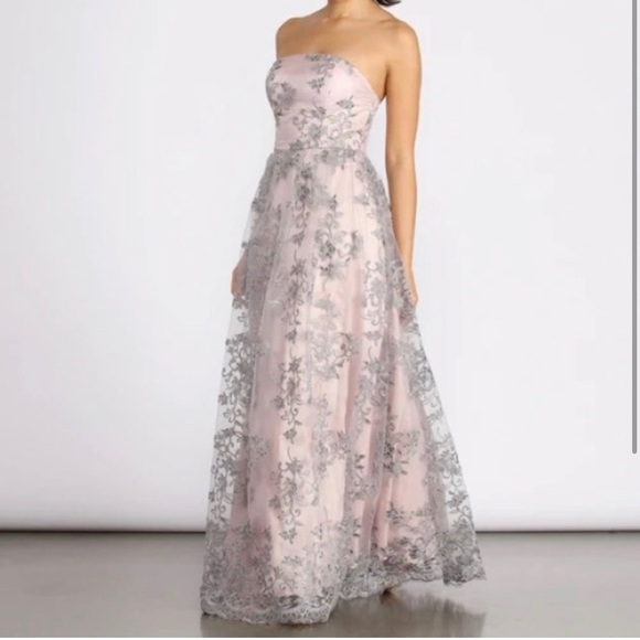 Windsor gown - Picture 1 of 2